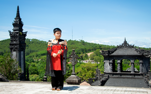 Mẫu nhí Hoàng Long chụp BST áo dài của NTK Cao Minh Tiến ở Huế