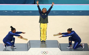 Khoảnh khắc 'GOAT của Thể dục dụng cụ' cúi đầu tôn vinh đối thủ hút hàng chục triệu view, xúc động với lý do đằng sau