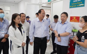 Vụ nhánh cây lớn bất ngờ gãy: Lãnh đạo TP.HCM thăm hỏi nạn nhân bị thương