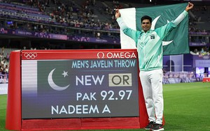 'Người hùng' Pakistan phá kỷ lục Olympic môn ném lao với cú ném cực khủng gần 100m