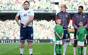 Youtuber trà trộn vào sân cùng đội tuyển Anh