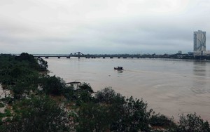 Lũ trên sông Hồng tại Hà Nội tiếp tục lên nhanh đạt mức báo động 1