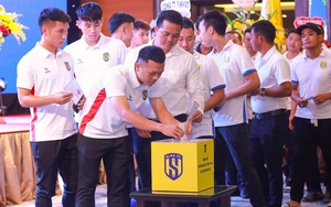 CLB SLNA chung tay ủng hộ người dân vùng bão lũ trong ngày xuất quân