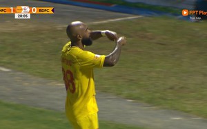 Sự cố đầu tiên của V-League xảy ra ngay vòng 1, khiến trận đấu bị gián đoạn 17 phút