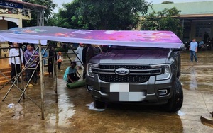 Va chạm với xe bán tải trong sân trường, một học sinh tử vong