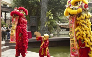 Sân khấu Việt đồng loạt sáng đèn ủng hộ bà con vùng lũ