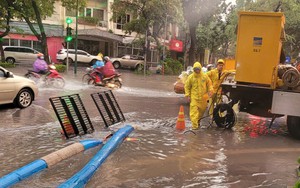 Nhiều điểm trên các tuyến phố Hà Nội ngập sâu sau mưa lớn, giao thông ùn tắc cục bộ