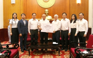 HLV Park Hang Seo có hành động đẹp, mang 200 triệu đồng đi ủng hộ đồng bào vùng lũ ở Việt Nam