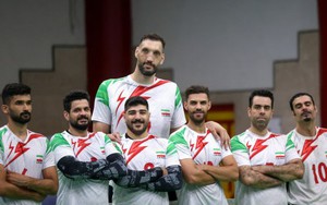 Người đàn ông cao thứ hai thế giới buộc phải ngủ trên sàn nhà tại làng Paralympic