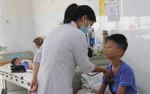 Bắc Kạn: 70 người nhập viện với biểu hiện nôn, sốt, đau bụng, đau đầu