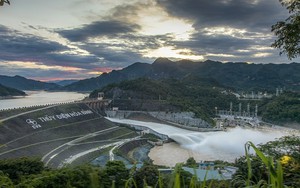 Đóng 2 cửa xả đáy hồ thủy điện Hòa Bình