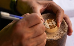 Độc đáo nghề khắc con dấu thủ công trên phố Hàng Quạt