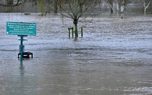 Anh ban hành cảnh báo mưa lớn toàn quốc khi lũ lụt tiếp tục hoành hành