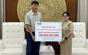 HLV Kim Sang Sik ủng hộ đồng bào lũ lụt 100 triệu đồng