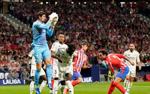 Real Madrid chia điểm Atletico vì 'quả đắng phút bù giờ', derby rực lửa cùng thẻ đỏ và CĐV quá khích