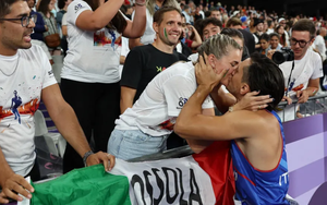 Nam vận động viên thực hiện màn cầu hôn gây sốt tại Paralympic 2024, đằng sau là một câu chuyện đầy cảm động 