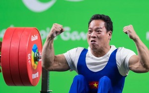 Lực sĩ Lê Văn Công hôn tạ sau khi phá kỉ lục thế giới, rưng rưng nước mắt khi nhận HCV Paralympic, mang vinh quang về cho thể thao Việt Nam