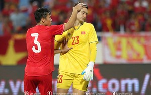 Hành động gây xúc động của Quế Ngọc Hải sau sai lầm của Văn Lâm