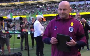 HLV tạm quyền ĐT Anh gây bất ngờ khi ngồi nhầm ghế chỉ đạo, từ chối hát quốc ca trước trận gặp Ireland