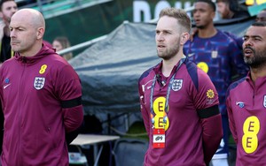 Vụ HLV Lee Carsley không hát quốc ca: Cơn bão trong tách trà