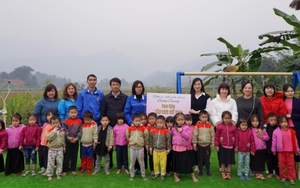 Diễn viên Lương Giang tiếp tục hành trình đem áo ấm đến vùng cao