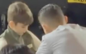 Cristiano Ronaldo gây sốt mạng xã hội với hành động ấm lòng dành cho fan nhí