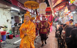 Chào tuần mới: Từ "chúa Chổm" tới tượng phở gánh