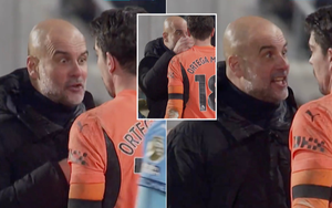 Pep Guardiola bộc lộ cảm xúc đa chiều, nổi giận mắng xối xả thủ môn Man City rồi ôm xoa đầu