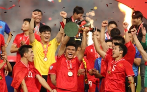 Mẹ Phạm Xuân Mạnh kể chuyện bán trâu mua giày cho con đá bóng, trong khó khăn xúc động bởi tình làng nghĩa xóm