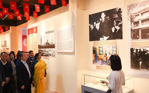 Khai mạc trưng bày chuyên đề "Đảng Cộng sản Việt Nam - Những mốc son lịch sử"