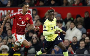 Trung vệ 19 tuổi giá 52 triệu của MU hứng bão chỉ trích khi 'bị nghiền nát hoàn toàn' trước những đối thủ vô danh