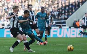 Con trai HLV Indonesia lập hat-trick giúp đội nhà thắng lớn trước 'hiện tượng' của Ngoại hạng Anh