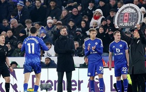 Ruud van Nistelrooy bị la ó khi thua trận thứ bảy liên tiếp