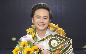 Diễn viên Văn Anh giành giải quán quân cuộc thi dẫn chương trình 'Én vàng nghệ sĩ' 2024