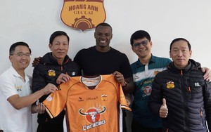 Vừa gia nhập HAGL, ngoại binh Brazil có hành động khiến CĐV xúc động