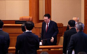 Tổng thống Hàn Quốc Yoon Suk Yeol xuất hiện tại phiên tòa luận tội đầu tiên