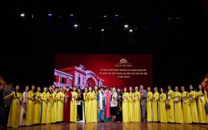 Dàn nghệ sĩ Nhà hát Kịch Hà Nội diện áo dài thêu tay thủ công của NTK Ngọc Lan