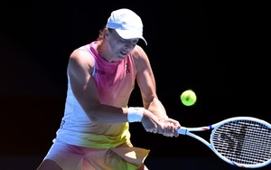 Iga Swiatek thua đối thủ bị đánh giá thấp hơn, lỡ cơ hội đối đầu Sabalenka ở chung kết Úc mở rộng 2025