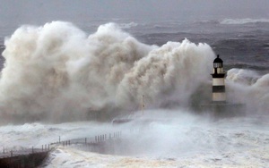 Bão Eowyn tấn công nước Anh với sức gió siêu mạnh