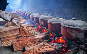 Cá kho làng Vũ Đại đỏ lửa đón Tết