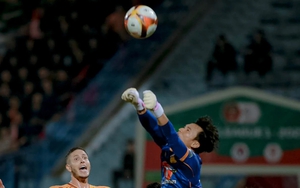 Thủ môn Bùi Tiến Dũng ra mắt kém vui ở đội bóng mới