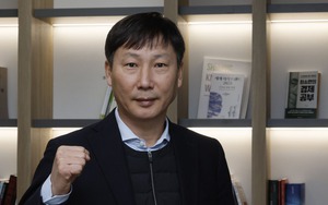 HLV Kim Sang Sik tri ân gia đình, nói lời tình cảm với vợ