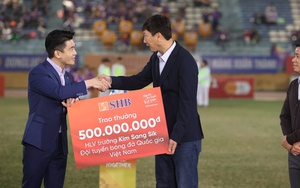 SHB trao thưởng 1 tỷ đồng cho HLV Kim Sang Sik và BHL đội tuyển Việt Nam