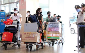 Đón hơn 150.000 khách, sân bay Tân Sơn Nhất đông nghẹt từ rạng sáng 24/1