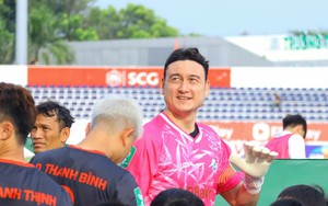 Văn Lâm gây sốt khi trổ tài ca hát, được Xuân Son khen ngợi, CĐV đề nghị làm... ca sĩ 