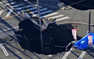 Nhật Bản: Tài xế xe tải mắc kẹt hơn 24 giờ trong "hố tử thần", nguy cơ rò rỉ khí gas