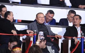 HLV Park Hang Seo rạng rỡ trên khán đài, ăn mừng cảm xúc khi Nguyễn Xuân Son xé lưới Thái Lan