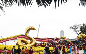 Người dân du Xuân tại các khu, điểm vui chơi công cộng ở Đà Nẵng