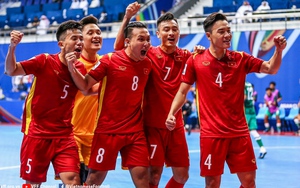 ĐT Việt Nam thắng Saudi Arabia, đứng đầu bảng đấu có Nhật Bản và Hàn Quốc, được HLV từng dẫn Barca khen ngợi