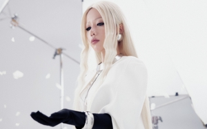 Phùng Khánh Linh khởi động năm 2025 với MV mới "Em đau"